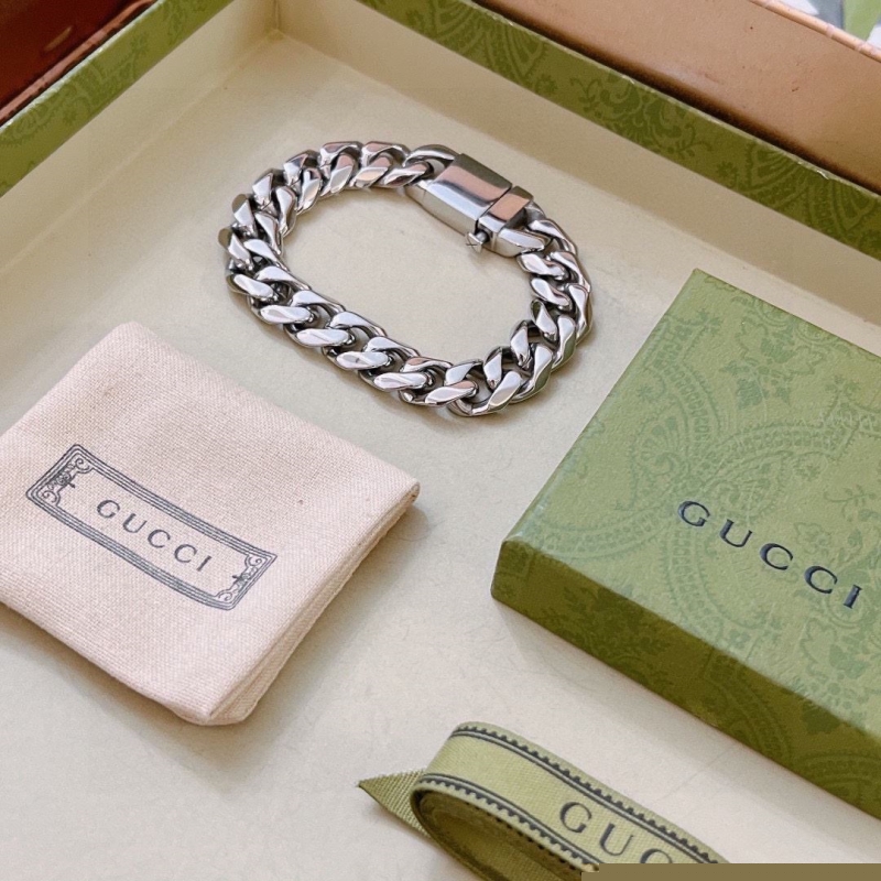 G*u*i bracelets